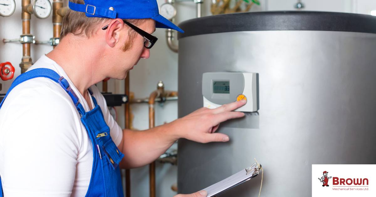 Hot water tank with energy efficient design